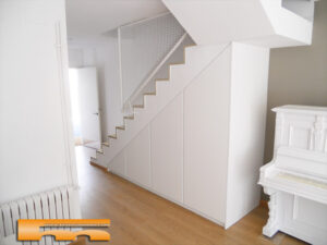 armario_a_medida_bajo_escalera_abuhardillado_barcelona_mariela1
